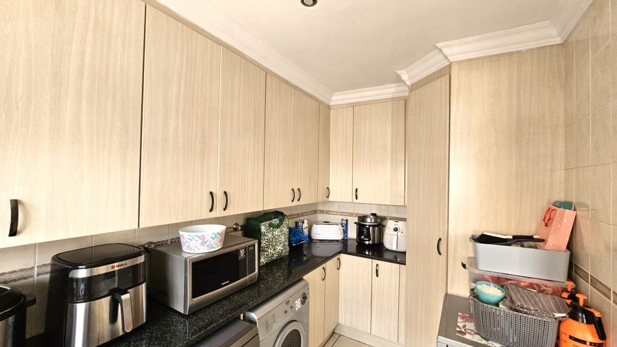 To Let 3 Bedroom Property for Rent in Meerhof North West